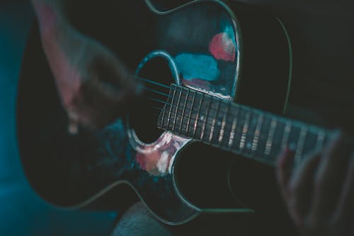 Человек, играющий на гитаре