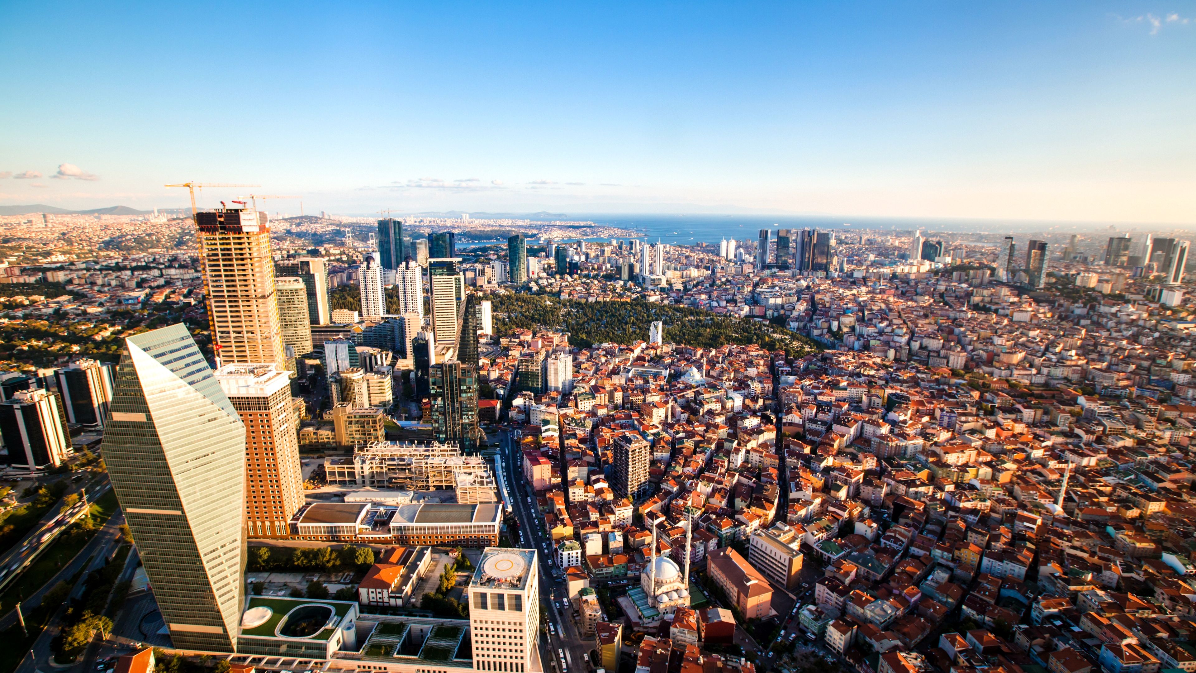 Panorama nowoczesnego miasta z rozwiązaniami smart city