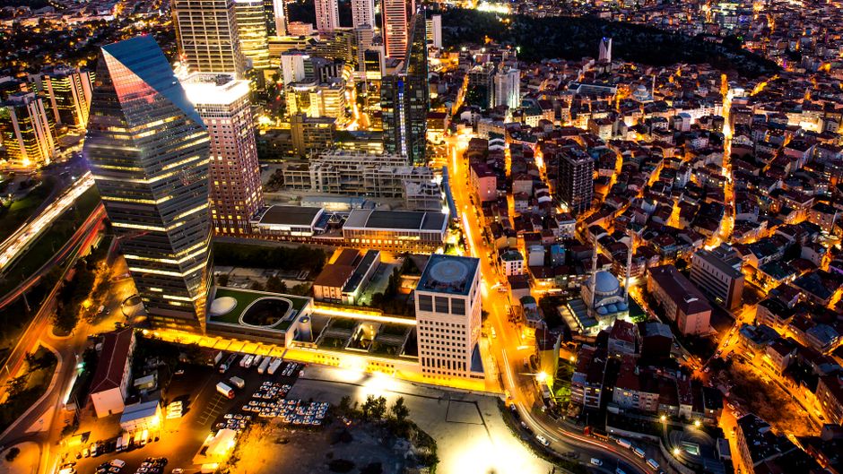 İstanbul'da modern karma kullanım kompleksi ve kentsel manzara