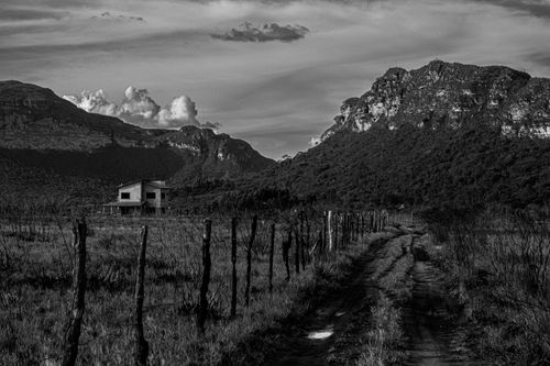 Free Dramatic black and white landscape of rural São Paulo, featuring a dirt road and mountains. Stock Photo