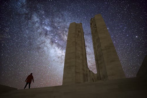 Fotos de stock gratuitas de adulto, al aire libre, arquitectura