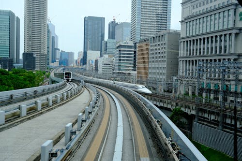 A train tracks in a city