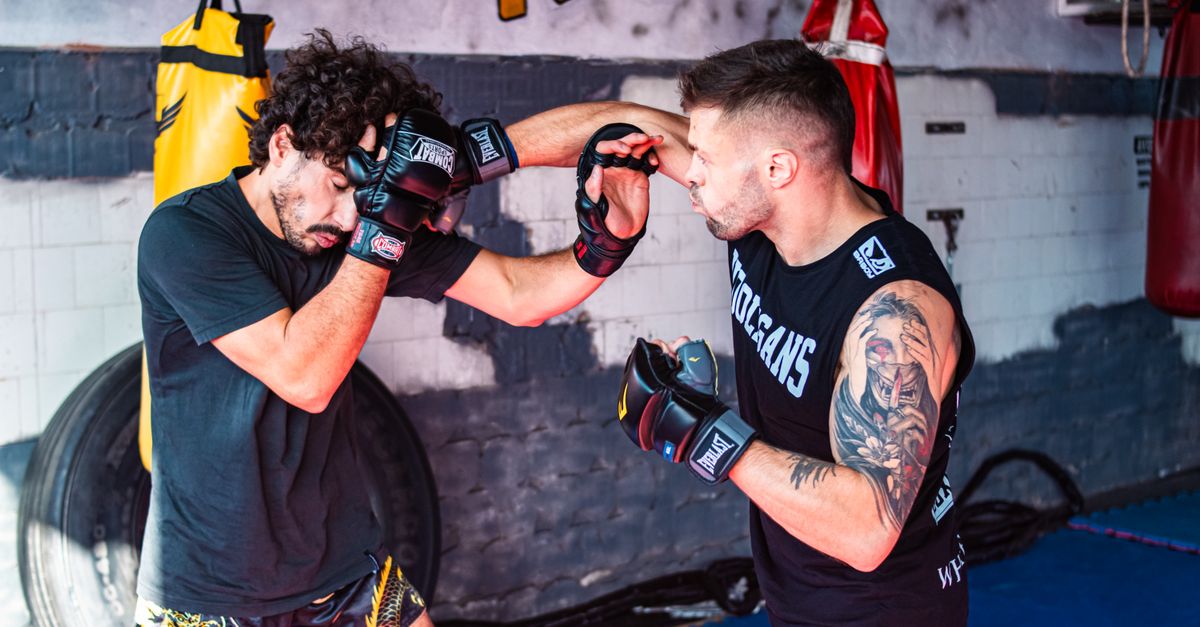 Joshua Van vence Pantoja de novo e mantém cinturão no UFC 331
