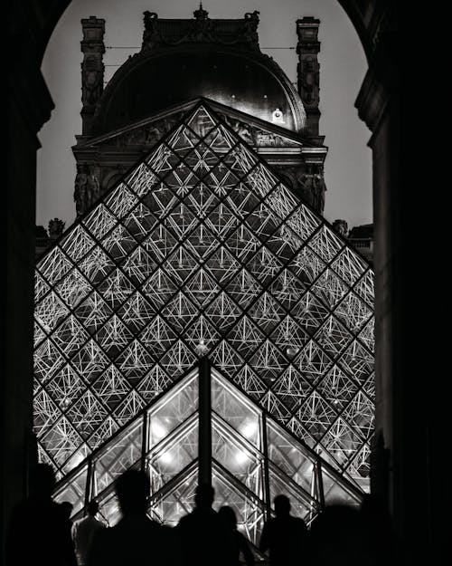Der Louvre Bei Nacht