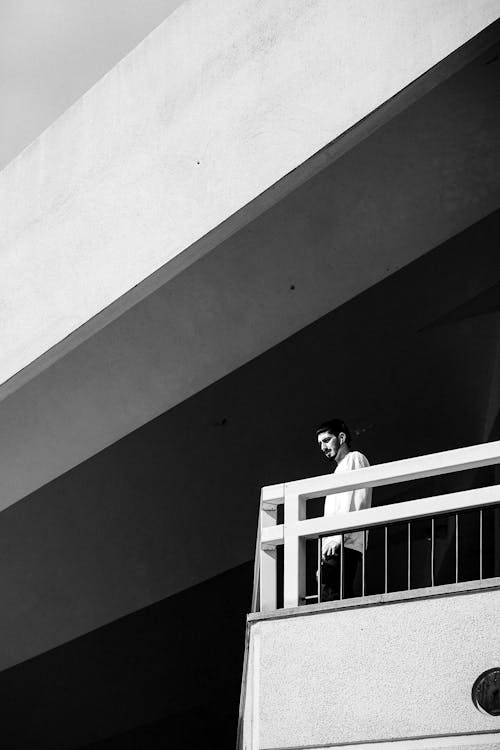 adam, ayakta, balkon içeren Ücretsiz stok fotoğraf