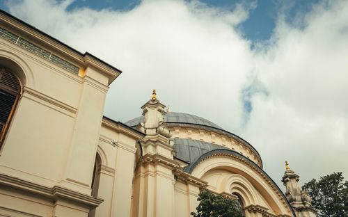 Free Detailed view of an ornate mosque exterior in Istanbul, showcasing Islamic architecture and design. Stock Photo
