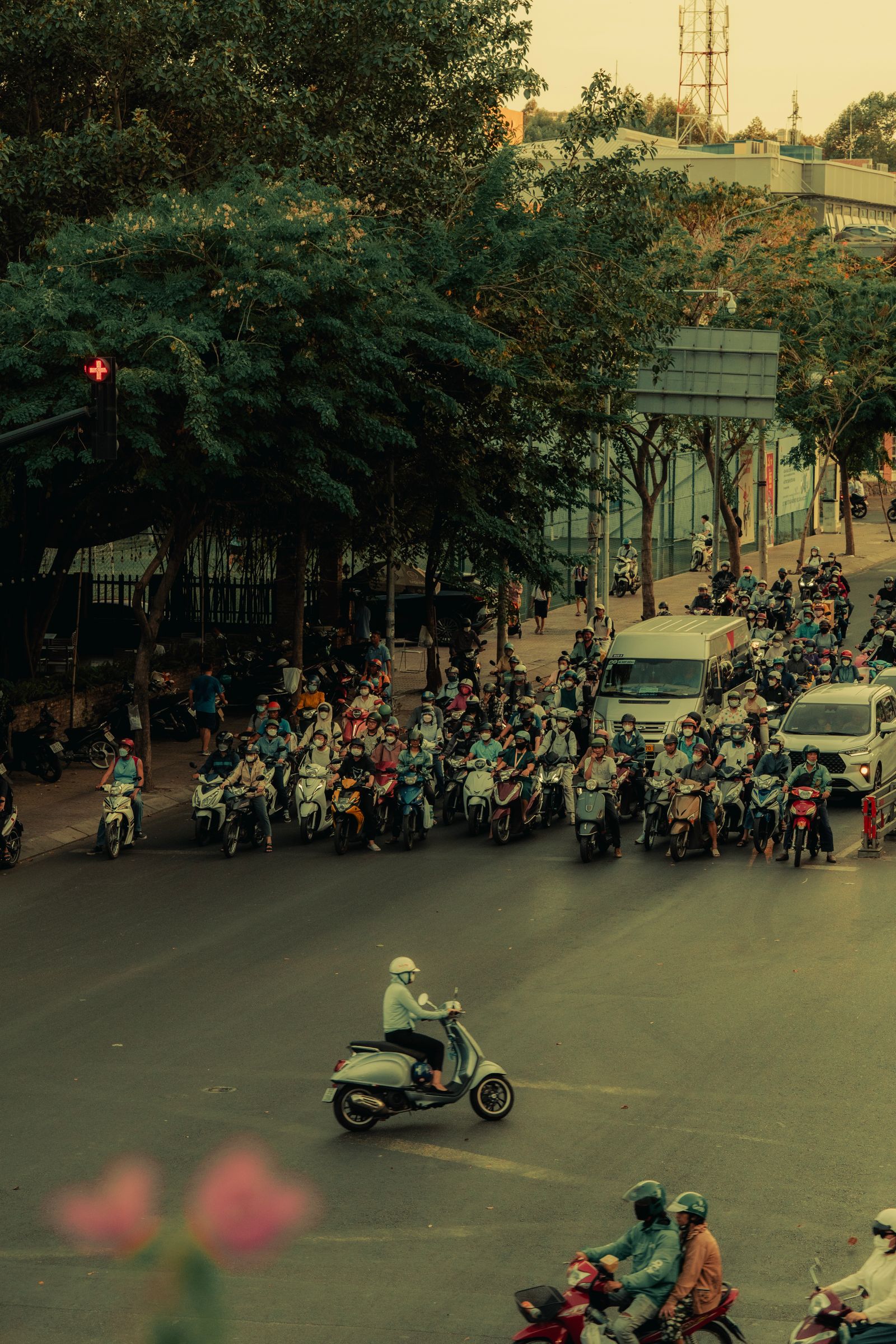 Intersection urbaine animée avec de nombreux scooters