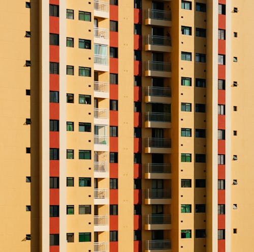 Edifício Marrom E Vermelho