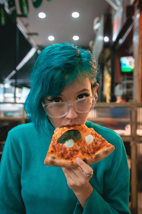 Grünhaarige Frau, Die Pizza Isst