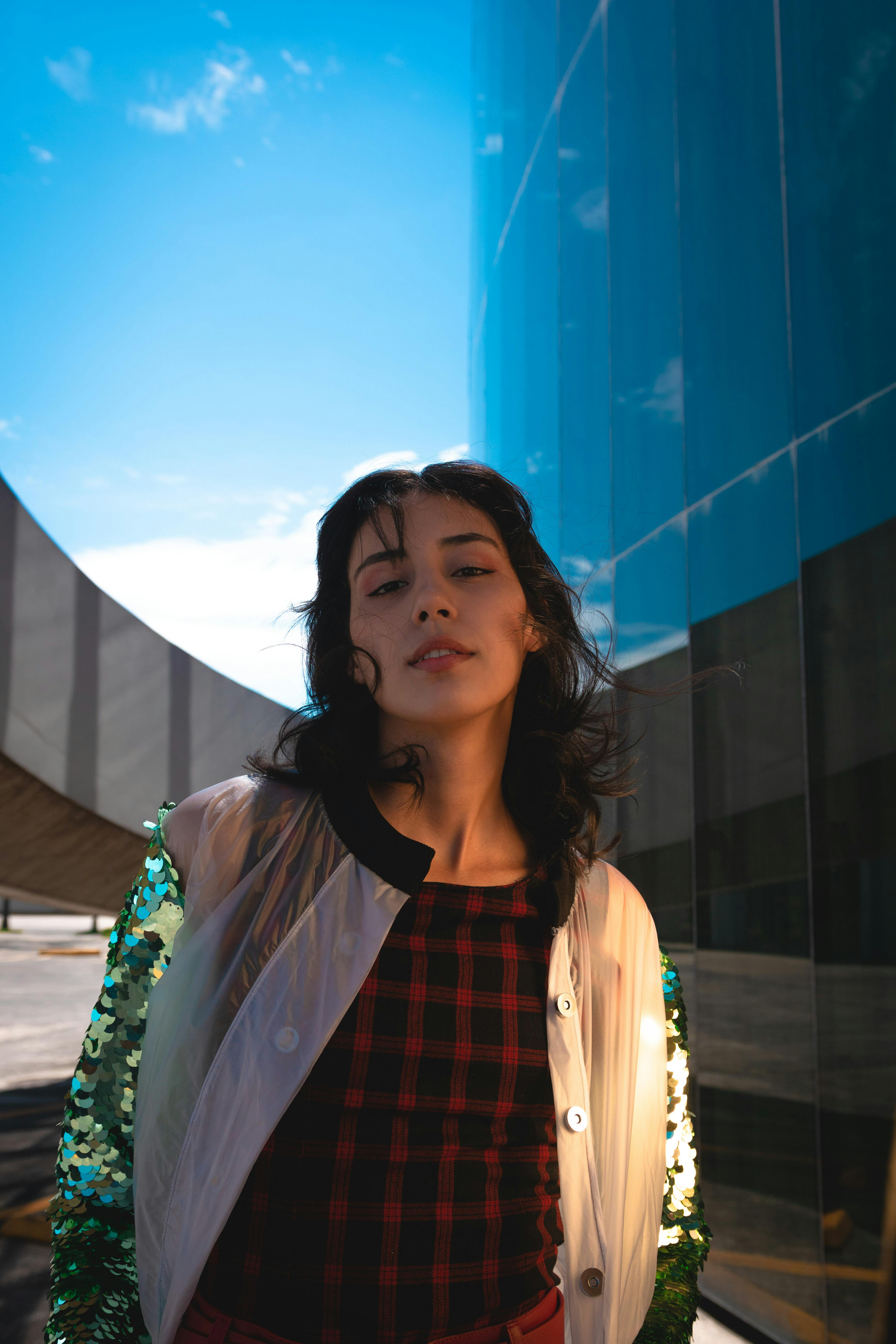 玻璃建筑旁的现代都市女性