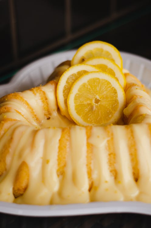 Free Sliced Lemon on Heart-shaped Cake Stock Photo