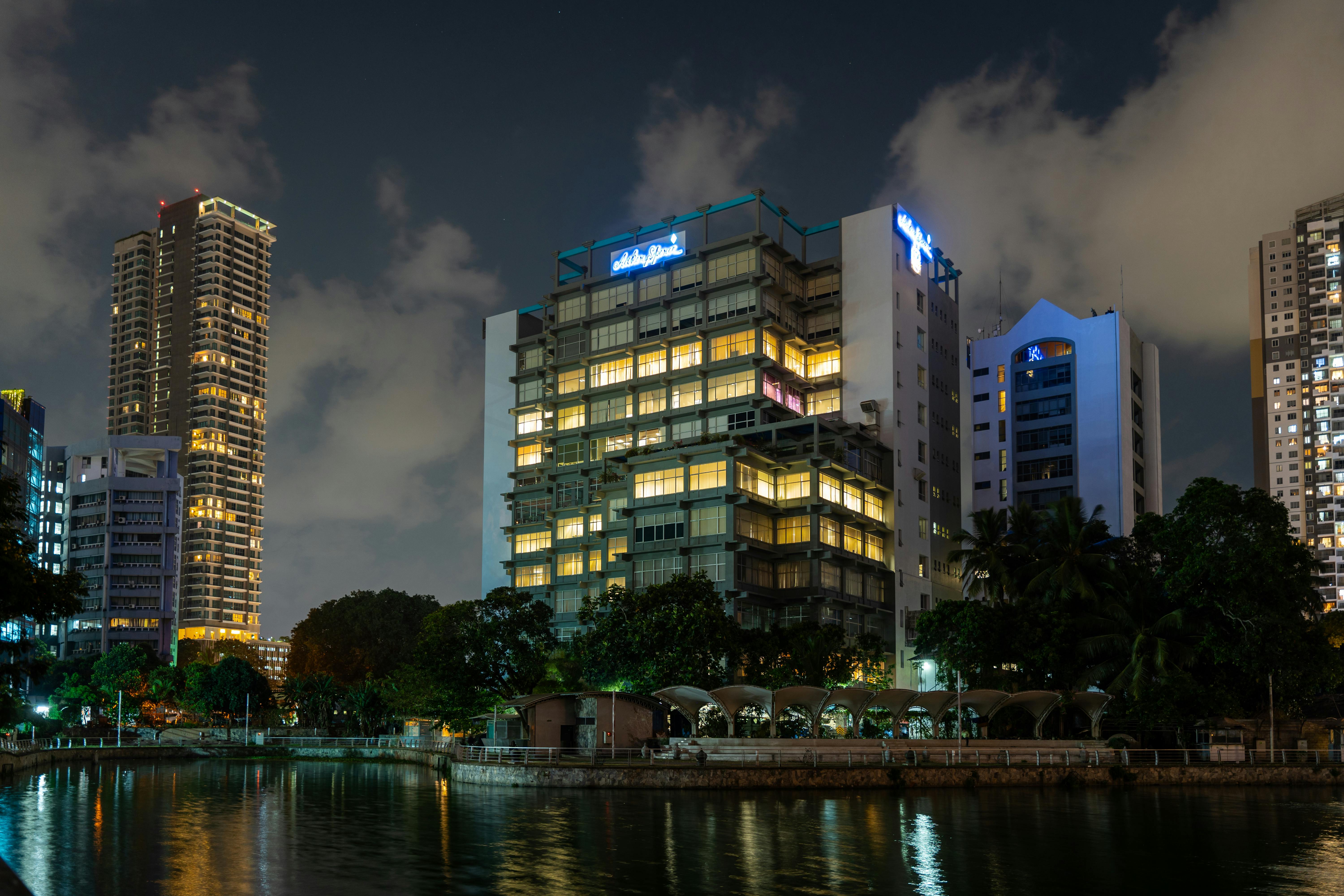 river north nightlife and art gallery scene, high-rise apartments, rooftop decks, courtyard buildings, and CTA access - apartments for rent near downtown chicago