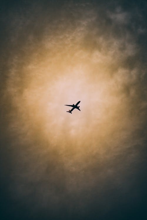 飛行機の飛行のシルエット写真