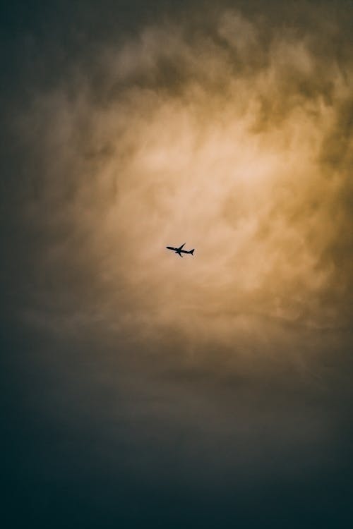 Silhouet Van Vliegtuig In De Lucht