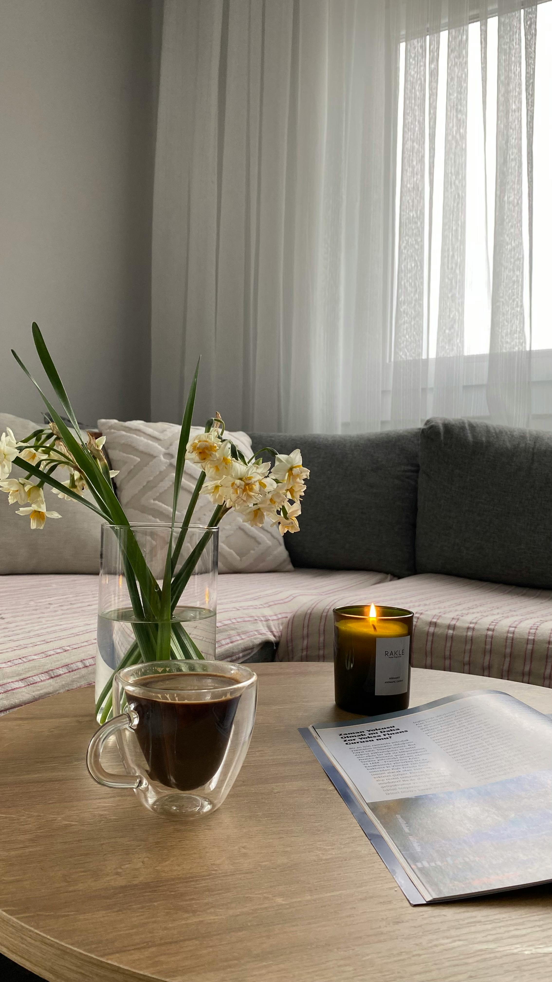 Dekoracyjne wazony we wnętrzu salonu