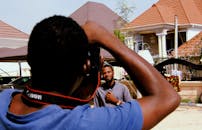 一位年轻人在城市环境中进行休闲的户外拍摄