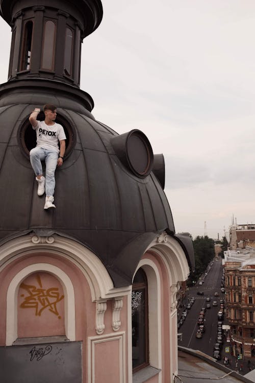 Uomo Sulla Struttura A Cupola