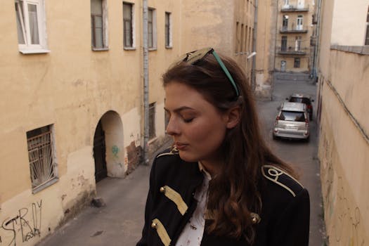 一位女子在老巷中闭着双眼的坦率肖像