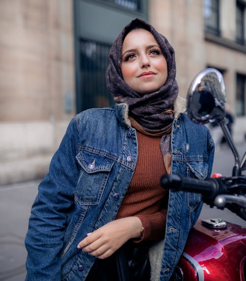 Wanita Dengan Jaket Denim Biru