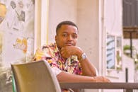 在尼日利亚埃努古的户外，年轻人微笑着