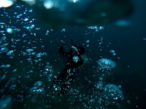 水下深处，一名潜水员被气泡包围，展现了海洋探索的美丽