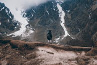 在甘托克喜马拉雅山脉的崎岖山脊上，站着一位独奏冒险家
