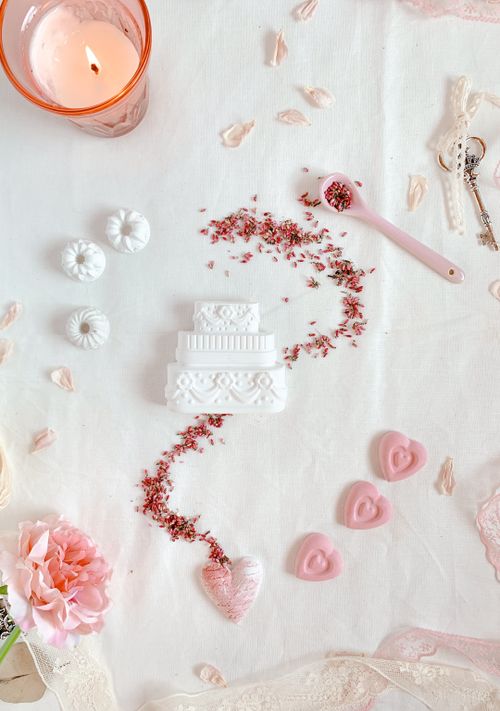 Free Charming flat lay featuring romantic decor, perfect for weddings and celebrations. Stock Photo