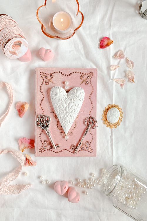 Free A beautifully arranged romantic flat lay featuring a white heart, pearls, and delicate lace on a pastel background. Stock Photo