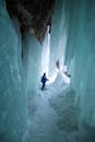 一个孩子在密歇根州探索冬季的冰洞奇观，捕捉冒险的感觉