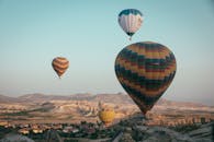 晴朗的日子里，五颜六色的热气球优雅地飞过卡帕多西亚的风景