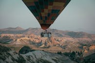 卡帕多西亚独特的地质构造上，漂浮着一个充满活力的热气球