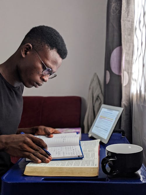 Free A man reading  Indoor Stock Photo