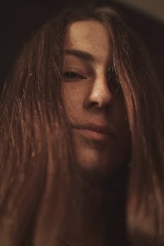 一位长发、有雀斑的女人的特写肖像，展现自然之美