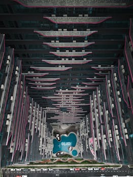 新加坡一座高层建筑与游泳池的鸟瞰图引人注目，展现了城市建筑风貌