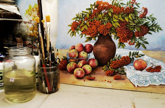 静物画中，一罐画笔放在苹果和浆果旁边