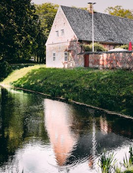 乡村的房子倒映在宁静的运河中，充满活力