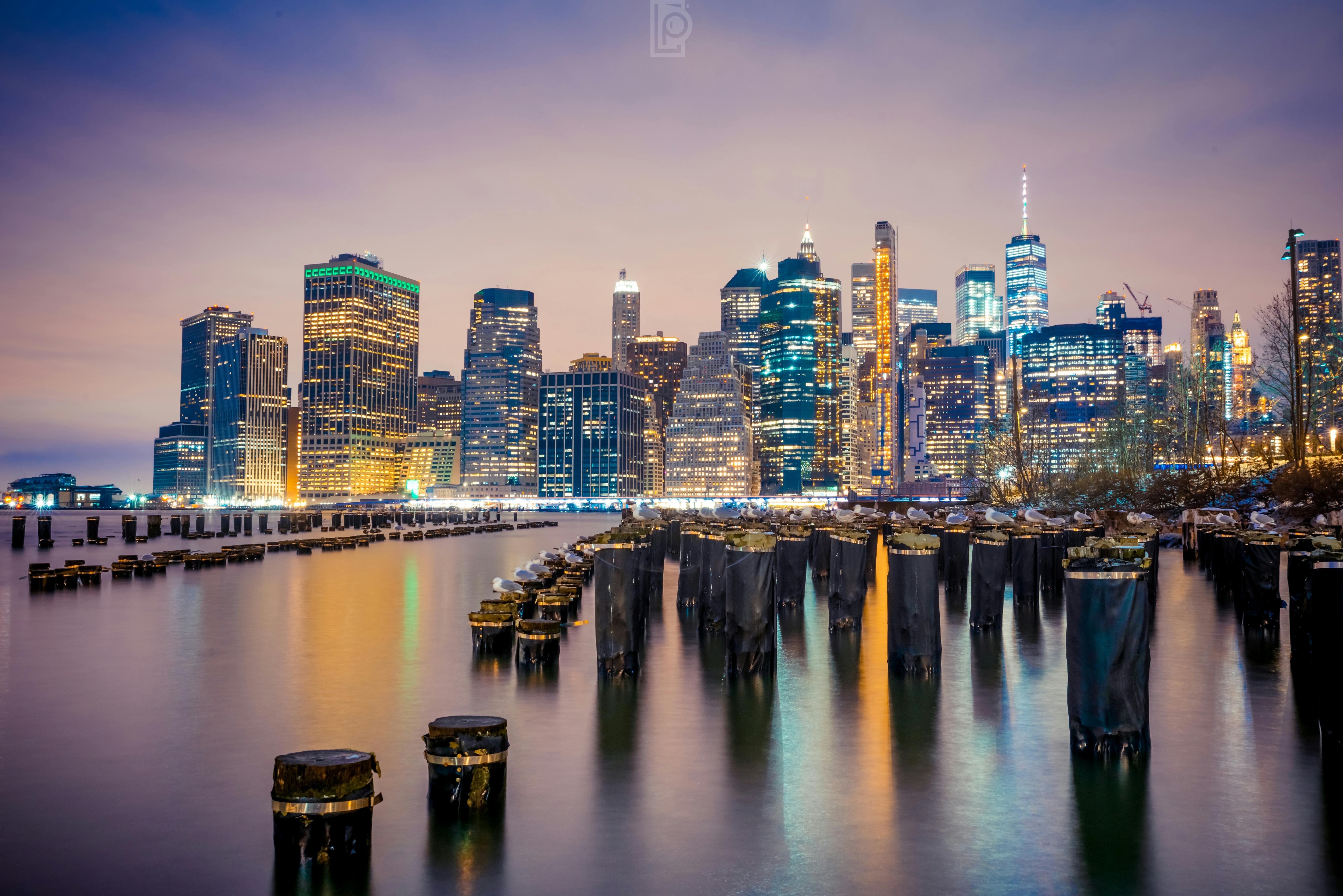 눈길을 걷는 등산객의 아이젠