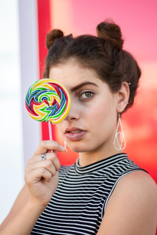 Wanita Memegang Lollipop