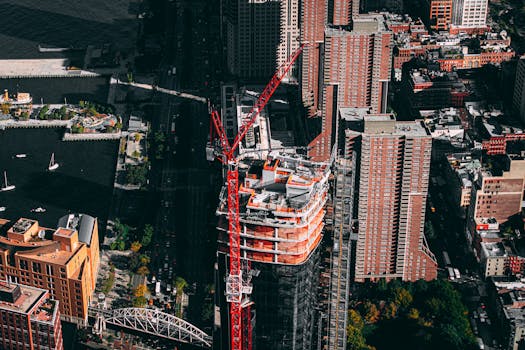 从鸟瞰视角看纽约市中心建筑工地与周围建筑