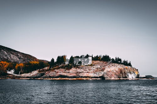 島の丘の上にある白と灰色の家