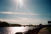 晴朗的天空下，宁静的河上，一座桥的风景如画