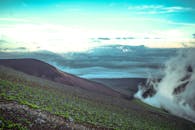 白天，云雾缭绕的山区景观令人叹为观止，展现了大自然的美丽