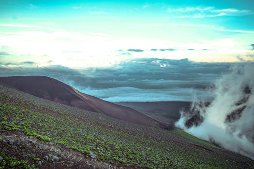 白天，云雾缭绕的山区景观令人叹为观止，展现了大自然的美丽
