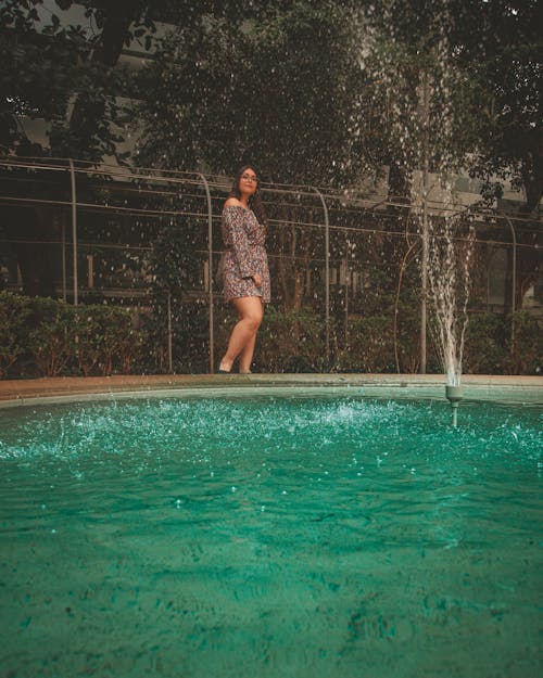 Женщина, стоящая у бассейна