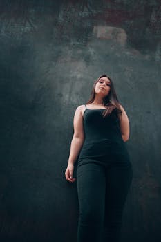 在简约的背景下，一位自信的女人展现出时尚与现代风格