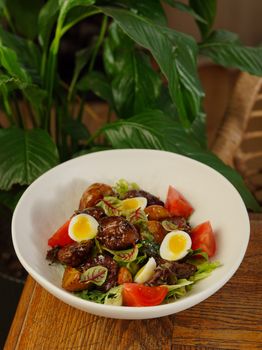 Salade au chorizo et aux œufs mollets
