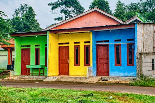 бесплатная Зеленый, желтый и синий жилой дом Стоковое фото
