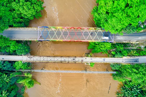 Luchtfoto Van Brug Over Rivier Met Troebel Overstromingswater