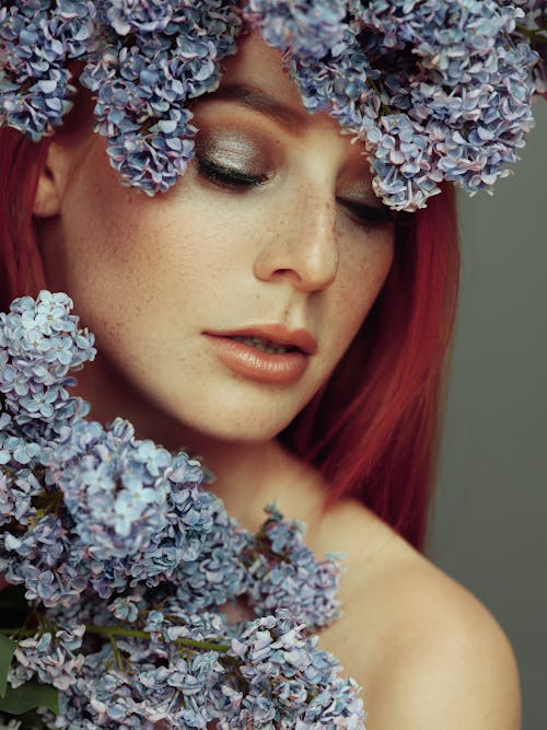 Mujer Detrás De Las Plantas