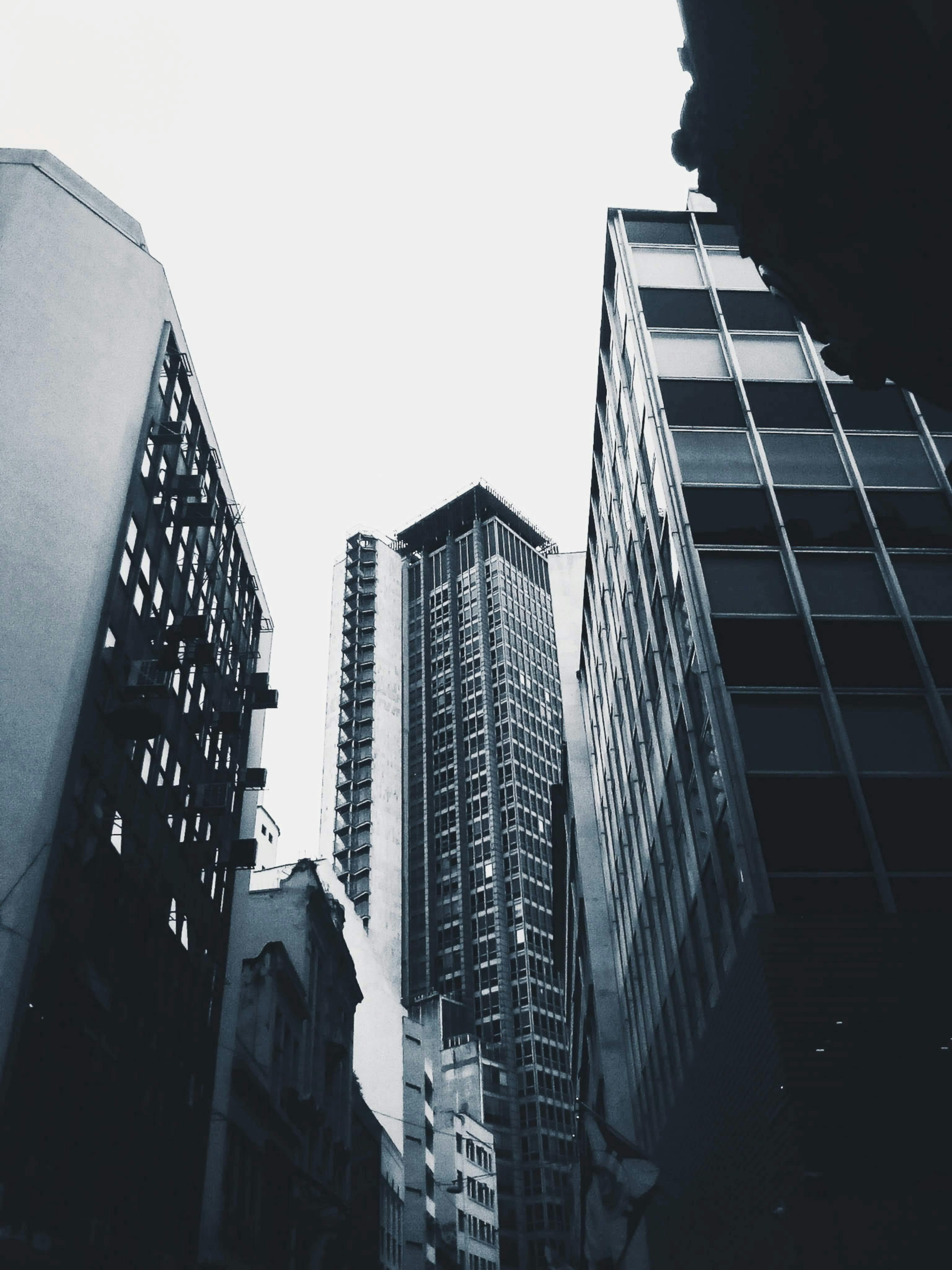 城市景观以黑白两色呈现，展示了高耸的摩天大楼和现代建筑